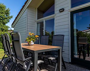 Terras met tuinmeubilair bij Finse bungalow 6 personen, Hee, Terschelling. Geniet van de buitenlucht op de Waddeneilanden.
