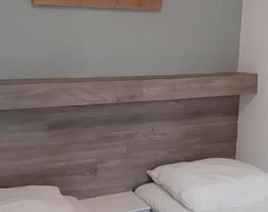 Slaapkamer met wereldkaart decoratie in Bij De Vuurtoren appartement, Hollum, Ameland.