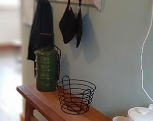 Decoratieve hal met houten plank in Bij De Vuurtoren appartement, Hollum, Ameland.