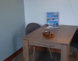 Stijlvolle eethoek in Bij De Vuurtoren appartement, Hollum, Ameland.