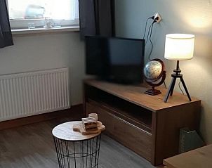 Gezellige zithoek met televisie in Bij De Vuurtoren appartement, Hollum, Ameland.