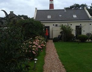 Buitenzicht op Bij De Vuurtoren appartement met vuurtoren in Hollum, Ameland.