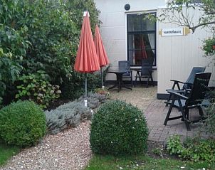 Groene tuin met terras bij Bij De Vuurtoren appartement, Hollum, Ameland.