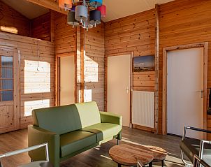 Lichte woonkamer met comfortabele zitplaatsen in Finse bungalow 5 personen in Hee, Terschelling.