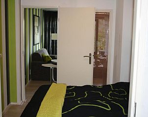 Slaapkamer in Appartement HELIOS - Amelander Kaap met ZWEMBAD, Hollum, Ameland, met modern interieur en comfortabele sfeer.