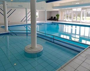 Binnenzwembad van Appartement HELIOS - Amelander Kaap met ZWEMBAD, Hollum, Ameland, ideaal voor ontspanning en plezier.