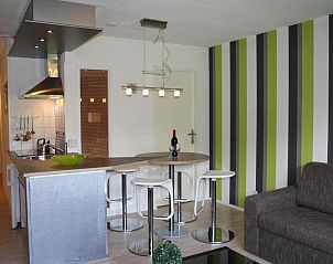 Keuken van Appartement HELIOS - Amelander Kaap met ZWEMBAD, Hollum, Ameland, met moderne apparatuur en gezellige eetruimte.