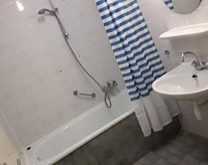 Moderne badkamer in Appartement HELIOS - Amelander Kaap met ZWEMBAD, Hollum, Ameland, met douche en wastafel.