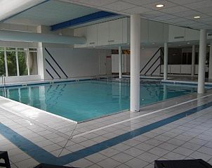 Zwembad bij Appartement HELIOS - Amelander Kaap met ZWEMBAD, Hollum, Ameland, voor ontspanning en recreatie.