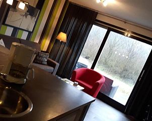 Open keuken en woonkamer in Appartement HELIOS - Amelander Kaap met ZWEMBAD, Hollum, Ameland, met moderne faciliteiten.