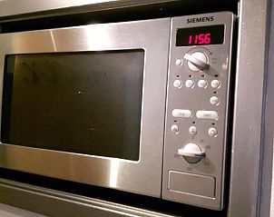 Ingebouwde magnetron in Appartement HELIOS - Amelander Kaap met ZWEMBAD, Hollum, Ameland, voor snelle en gemakkelijke maaltijden.