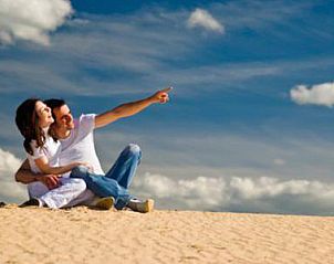 Romantisch stel op het strand nabij Appartement HELIOS - Amelander Kaap met ZWEMBAD, Hollum, Ameland, genietend van de natuur.