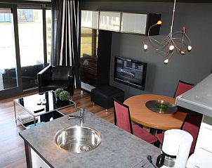 Modernes Wohnzimmer im Apartment APHRODITE, Hollum, Ameland, mit stilvoller Einrichtung.