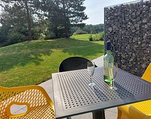 Terrasse der Ferienwohnung APHRODITE, Hollum, Ameland, mit Wein und Glsern in der Sonne.