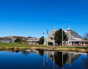 Appartement Amelander-Kaap TIME-OUT met ZWEMBAD in Hollum, Ameland met uitzicht op de vijver en groene omgeving.