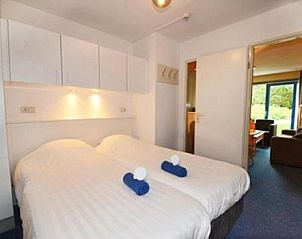 Comfortabele slaapkamer in Appartement Amelander-Kaap TIME-OUT met ZWEMBAD, Hollum, Ameland, ideaal voor een ontspannen verblijf.