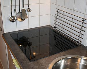 Moderne keuken in Appartement Amelander-Kaap TIME-OUT met ZWEMBAD, Hollum, Ameland, met inductiekookplaat en handige voorzieningen.