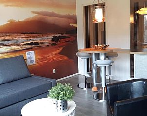 Gezellige woonkamer in Appartement Amelander-Kaap TIME-OUT met ZWEMBAD, Hollum, Ameland, met sfeervolle inrichting.