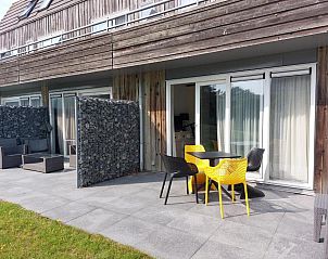 Terras van Appartement Amelander-Kaap TIME-OUT met ZWEMBAD, Hollum, Ameland, met comfortabele zitgelegenheid.