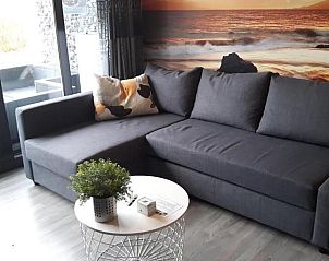 Moderne zithoek in Appartement Amelander-Kaap TIME-OUT met ZWEMBAD, Hollum, Ameland, met uitzicht op de natuur.