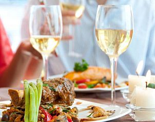 Gastronomische ervaring in Appartement Amelander-Kaap TIME-OUT met ZWEMBAD, Hollum, Ameland, met heerlijke gerechten.