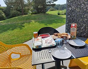 Ontbijt op het terras van Appartement Amelander-Kaap TIME-OUT met ZWEMBAD, Hollum, Ameland, met prachtig uitzicht.