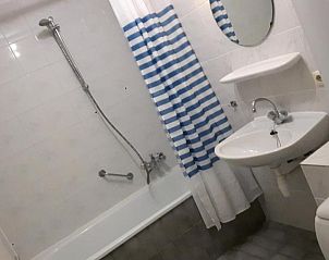 Moderne badkamer in Appartement Amelander-Kaap TIME-OUT met ZWEMBAD, Hollum, Ameland, met bad en douche.