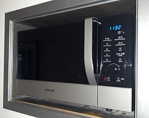 Ingebouwde magnetron in de keuken van Appartement Amelander-Kaap TIME-OUT met ZWEMBAD, Hollum, Ameland.