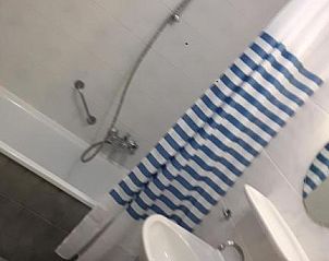 Ruime badkamer met douche in Appartement Amelander-Kaap TIME-OUT met ZWEMBAD, Hollum, Ameland.