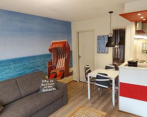 Woonkamer met strandthema in Appartementen STRANDHUYS en DE VUURTOREN, Hollum, Ameland, biedt een gezellige sfeer.