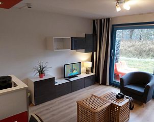 Moderne zithoek in Appartementen STRANDHUYS en DE VUURTOREN, Hollum, Ameland, met uitzicht op de natuur.