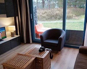 Gezellige zithoek in Appartementen STRANDHUYS en DE VUURTOREN, Hollum, Ameland, met uitzicht op de tuin.