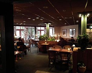 Gezellig restaurant in Hollumerstrand accommodatie, Hollum, Ameland, met sfeervolle verlichting en comfortabele zitplaatsen.