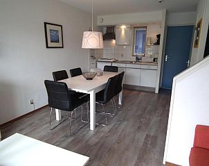 Eethoek en keuken in Hollumerstrand appartement, Hollum, Ameland, met moderne faciliteiten en ruime opzet.