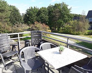 Exterieur van Hollumerstrand accommodatie, Hollum, Ameland, met vlaggen en vijver in de voorgrond.