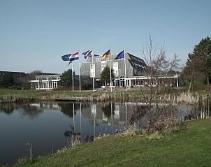Moderne keuken in Hollumerstrand appartement, Hollum, Ameland, met eethoek en stijlvolle verlichting.