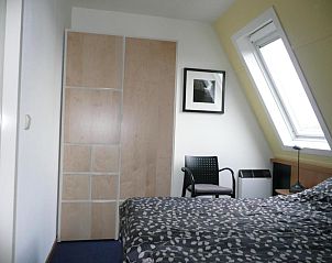 Slaapkamer in Kaapshoff 32, Hollum, Ameland, met comfortabele inrichting.