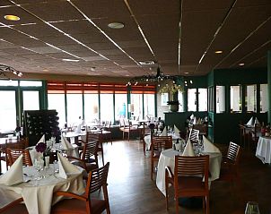 Restaurant in Kaapshoff 32, Hollum, Ameland, met sfeervolle tafeldekking.