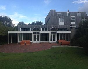 Terras van Kaapshoff 32, Hollum, Ameland, met comfortabele zitmogelijkheden.