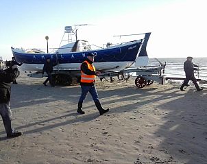 Reddingsboot op het strand van Ameland, dicht bij Kaapshoff 32, Hollum.