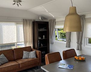 Knusse binnenruimte van Wolkenpracht met comfortabele zithoek in Halfweg, Terschelling.