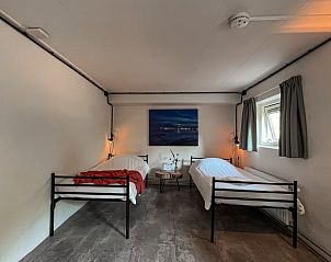 Slaapkamer in Huisje in Hoorn Terschelling met twee eenpersoonsbedden, rustieke inrichting op de Waddeneilanden.