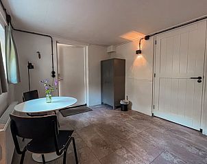 Eetruimte in Huisje in Hoorn Terschelling met tafel en stoelen, minimalistische stijl op de Waddeneilanden.