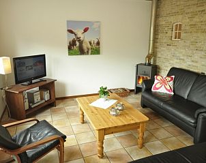 Gezellige woonkamer in Appartementenboerderij de Hek Oost, Hoorn, Terschelling met houtkachel.