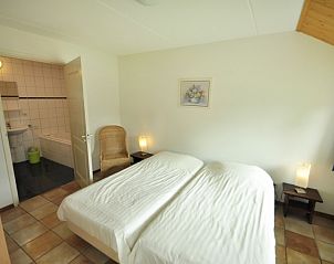 Tweede slaapkamer in Appartementenboerderij de Hek Oost, Hoorn, Terschelling met aangrenzende badkamer.