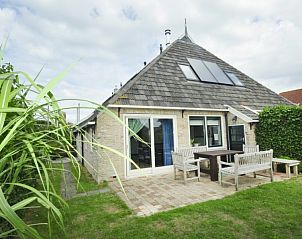 Buitenaanzicht van Appartementenboerderij de Hek Oost, Hoorn, Terschelling met groene omgeving.