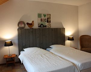 Gezellige slaapkamer in Appartementenboerderij de Hek Oost, Hoorn, Terschelling met sfeervolle verlichting.