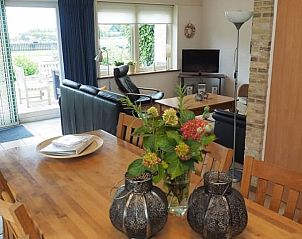 Interieur van Appartementenboerderij de Hek Oost, Hoorn, Terschelling met uitzicht op terras.