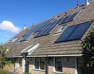 Duurzame zonnepanelen op dak van Appartementenboerderij de Hek Oost, Hoorn, Terschelling.