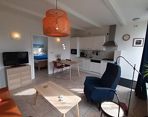 Open keuken en eetruimte in Aike van Rel appartement, Hoorn, Terschelling met comfortabel interieur.